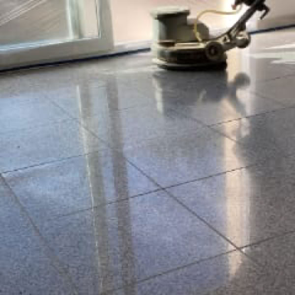 Ponçage et brillance sur sol en granit
