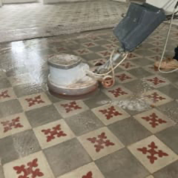 CARREAUX CIMENT : Sauvez-les ! Ponçage et traitements